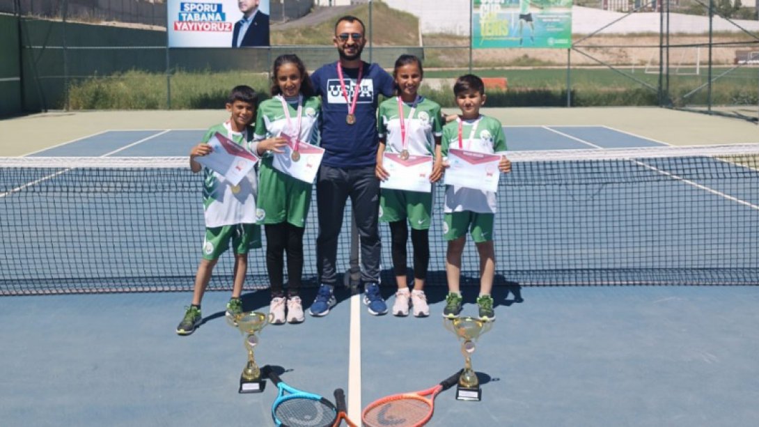 Siirt / Baykan / Baykan Yatılı Bölge Ortaokulu Öğrencileri Tenis Türkiye Finallerine Katılma Hakkı Kazandı