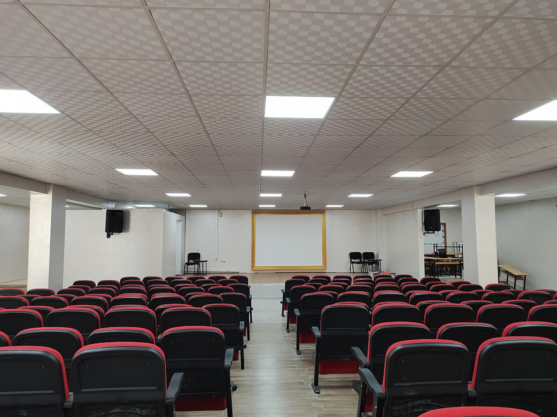 ÇOK AMAÇLI SALON-KONFERANS SALONU