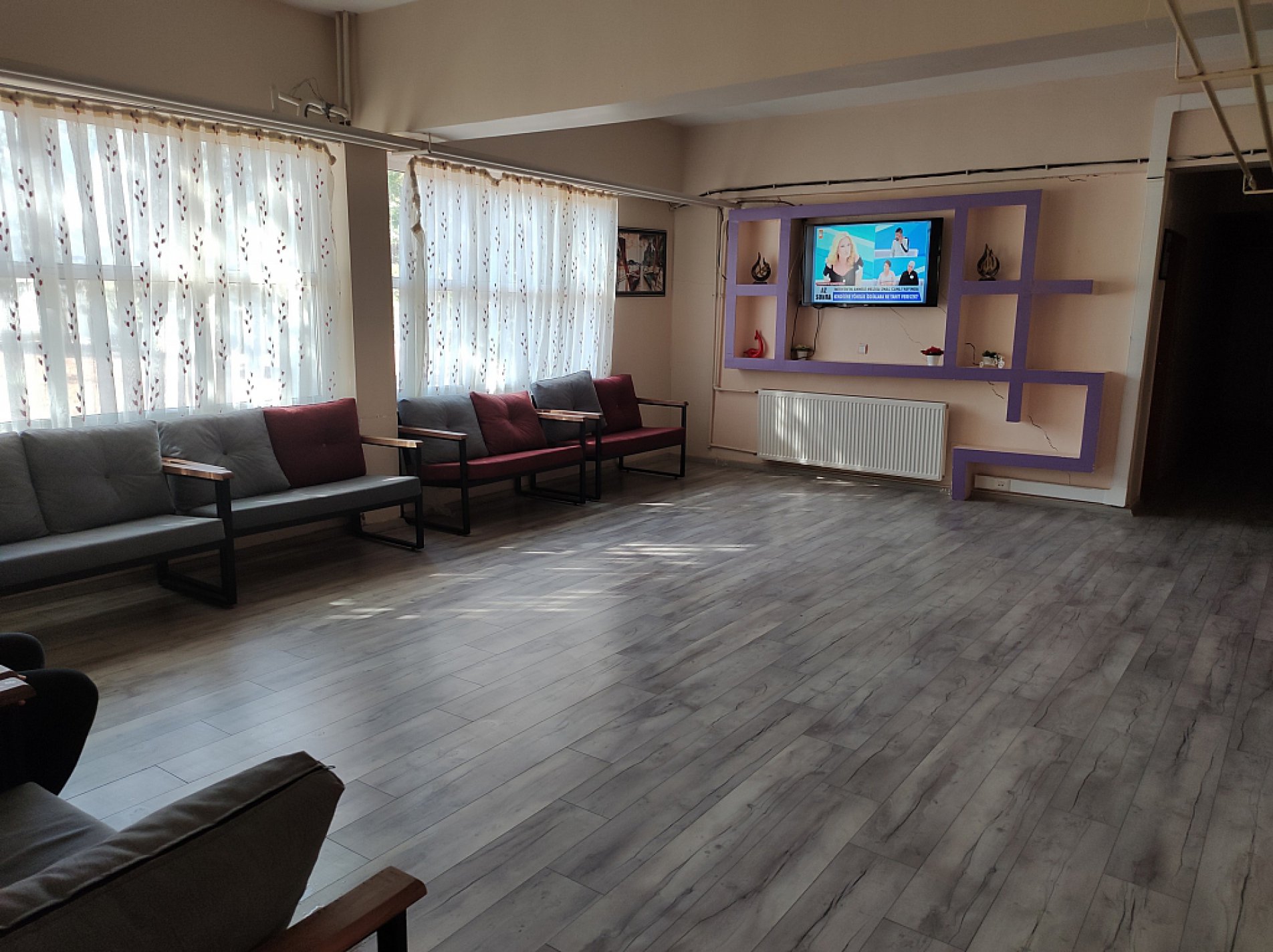 ÖĞRENCİ DİNLENME ALANI-TV SALONU